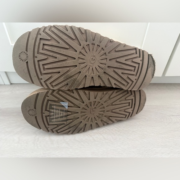 UGG Women's Cream and Tan Sheepskin Slippers on platform - Picture 9 of 9